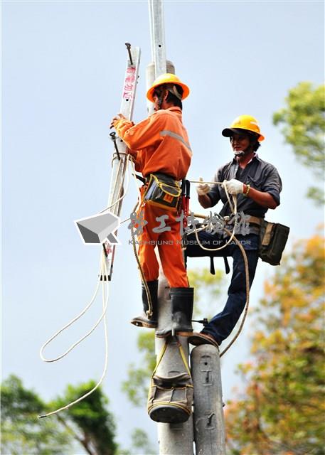 2015年勞動影像暨說故事徵集比賽《電力建設勞工高空作業》蔡致模攝藏品圖，第1張