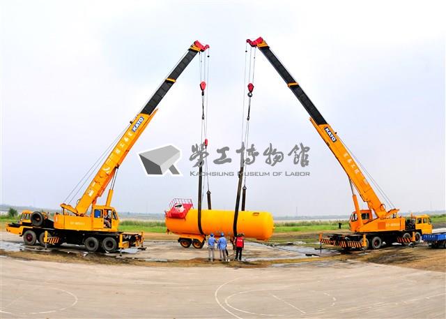 2015年勞動影像暨說故事徵集比賽《勞工應用吊車扶正翻覆的化學槽車》蔡致模攝藏品圖，第1張