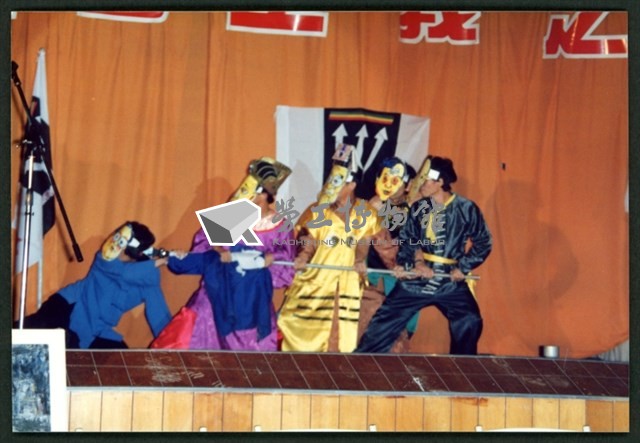 1992年5月24日勞陣募款晚會「社會正義之夜」行動劇表演相片數位檔藏品圖，第1張