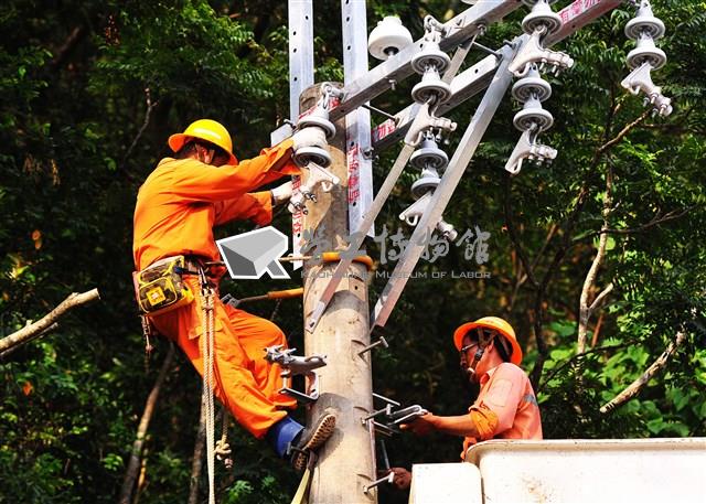 2015年勞動影像暨說故事徵集比賽《電力建設勞工高空施工中》蔡致模攝藏品圖，第1張