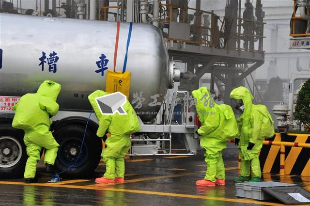 2015年勞動影像暨說故事徵集比賽《勞工冒險搶救化學槽車洩漏》蔡致模攝藏品圖，第1張
