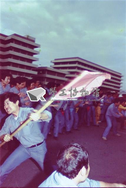 勞動影像暨說故事徵集比賽《搖旗》鄭培業攝藏品圖，第1張