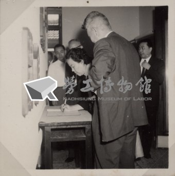 台肥公司《行政院國營機關攷察團蒞廠攷察》照片1藏品圖，第11張