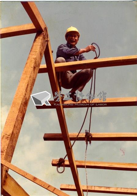 《汗水直直落 勞工影像故事輯》險峰中賺食「勤奮簡樸雙手搬運不畏苦」照片藏品圖，第4張