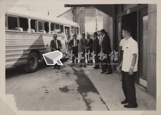 台肥公司《五十五年三月監察委員視察本廠》照片1藏品圖，第5張