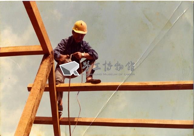 《汗水直直落 勞工影像故事輯》險峰中賺食「勤奮簡樸雙手搬運不畏苦」照片藏品圖，第5張