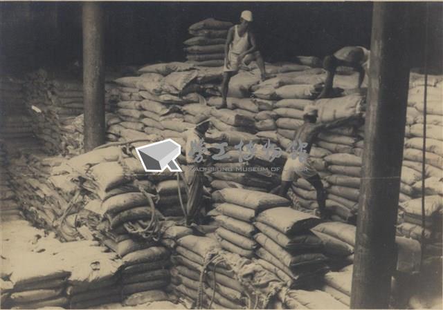 《汗水直直落 勞工影像故事輯》險峰中賺食「勤奮簡樸雙手搬運不畏苦」照片藏品圖，第2張