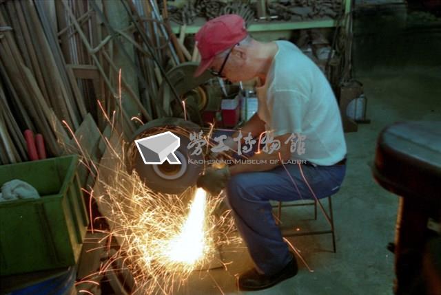 《汗水直直落 勞工影像故事輯》巧手展功夫「鏗鏘中見證打鐵風華」照片藏品圖，第6張