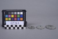 圓形花紋有孔銅片藏品圖，第2張