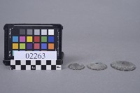 圓形花紋有孔銅片藏品圖，第3張