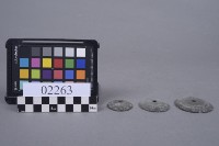 圓形花紋有孔銅片藏品圖，第4張