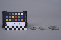 圓形花紋有孔銅片藏品圖，第5張