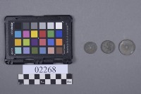 圓形有孔銅片藏品圖，第2張