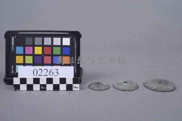 圓形花紋有孔銅片藏品圖，第3張