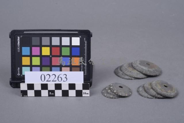 圓形花紋有孔銅片藏品圖，第1張