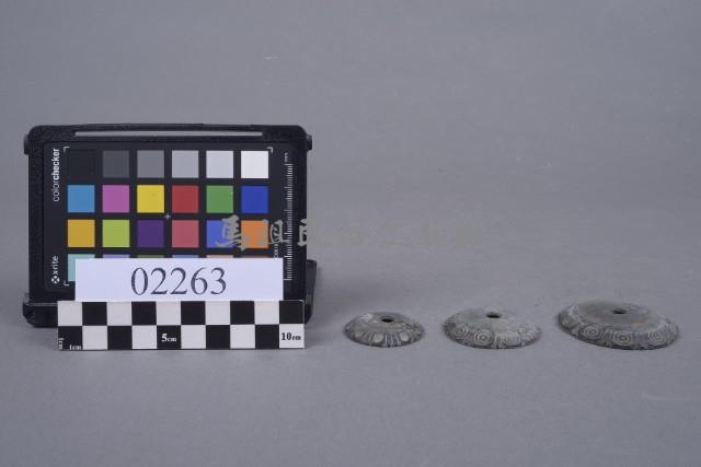 圓形花紋有孔銅片藏品圖，第5張