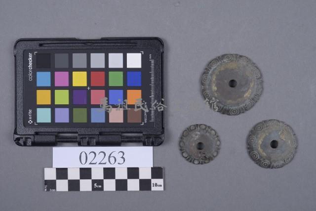 圓形花紋有孔銅片藏品圖，第6張