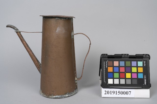 銅製油壺的圖片