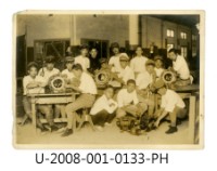 臺南州立臺南專修工業學校學生與老師練習馬達線圈捆扎合照藏品圖，第1張