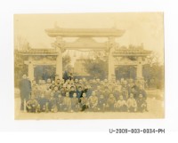 臺南寶公學校師生於建功神社前合照藏品圖，第1張