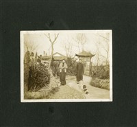 《王助相簿》薩圭申在王園庭院藏品圖，第1張