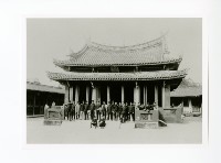 臺南高等工業學校學生於孔廟大成殿留影藏品圖，第1張