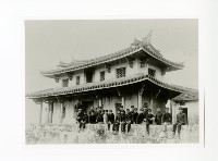 臺南高等工業學校學生大南門留影藏品圖，第1張