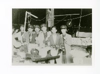 臺南高等工業學校學生於小吃攤合影藏品圖，第1張