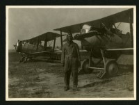 《若槻道隆相簿》譽田教授搭機前獨照藏品圖，第1張