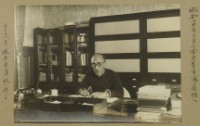 昭和14年-校長於辦公桌前藏品圖，第1張