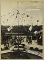 昭和15年-校園開放-校門旁裝飾萬國旗歡迎一般民眾蒞校參觀藏品圖，第1張