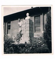 成功大學土木系館前庭與大禹胸像合照藏品圖，第1張