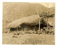 〈高雄州旗山郡拉阿魯哇族ガニ（ Ngani）社傳統房屋〉照片藏品圖，第1張