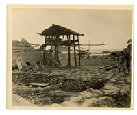 〈臺東庁紅頭嶼達悟族イララライ（Iraraley，朗島）社居民與涼台〉照片藏品圖，第1張