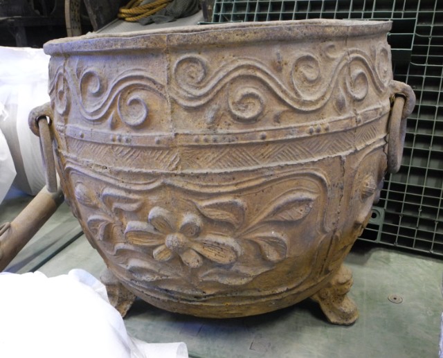 雙耳外撇式三足圓爐的圖片