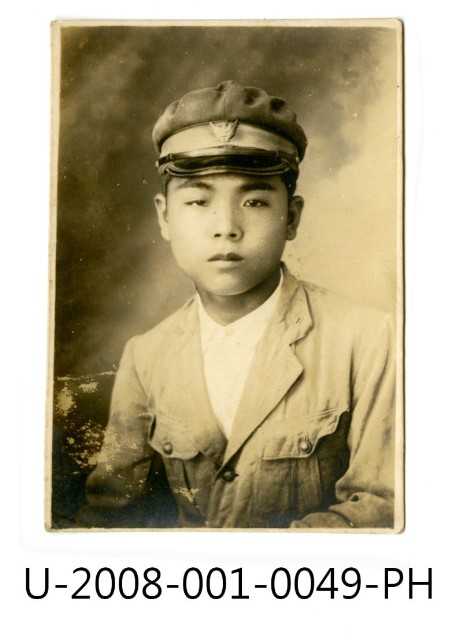 A student at Tainan Prefecture Tainan Industrial Secondary School
