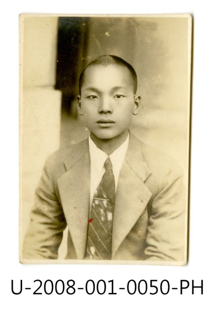 A student at Tainan Prefecture Tainan Industrial Secondary School