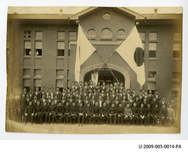 Group photo of 13th dep. of mechanical engineering graduates 