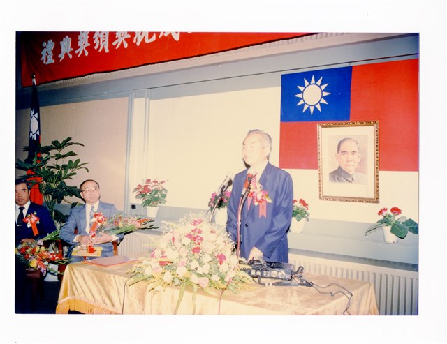 〈七十六學年度校友傑出成就獎〉照片的圖片