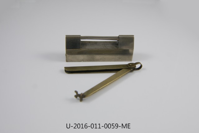 Ji-shaped keyhole lock