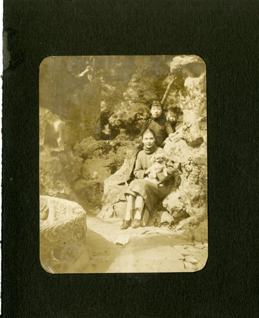 Photo of "Mrs. Sa Gueishen with kids in The Wong's garden" at Wong Tsoo's album 