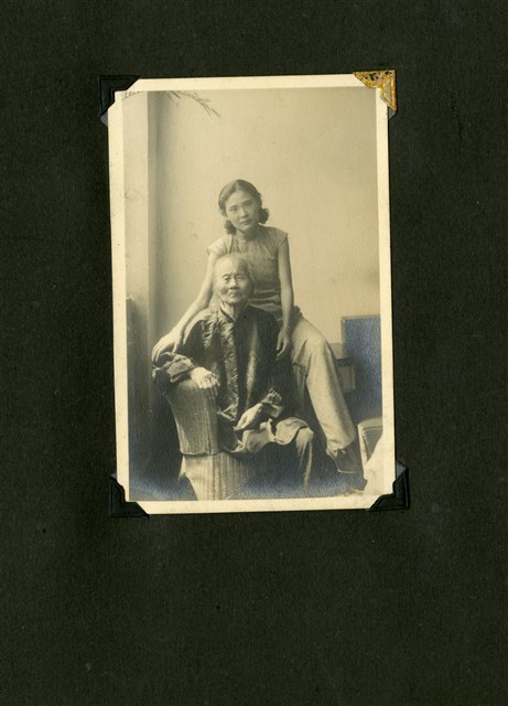 Photo of "Mrs. Sa Gueishen with Wong Tsoo's mother" at Wong Tsoo's album 