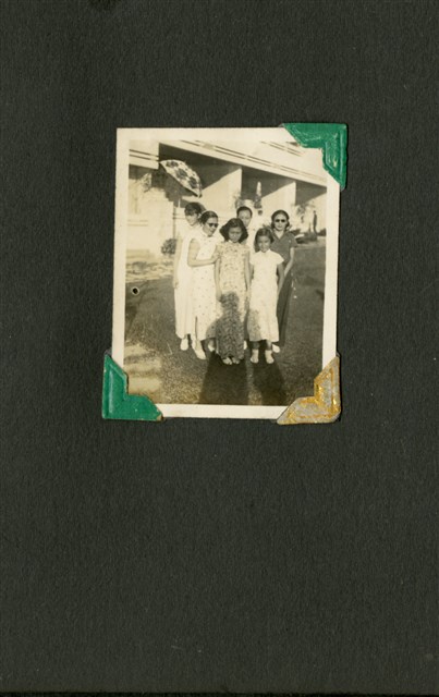 Photo of "Mrs. Sa Gueishen with friends" at Wong Tsoo's album 