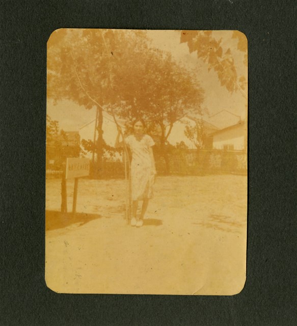 Photo of "Mrs. Sa Gueishen" at Wong Tsoo's album 