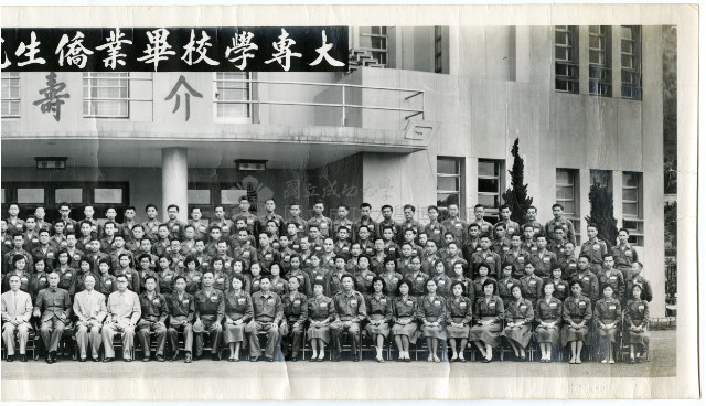 大專學校畢業僑生就業講習班合照藏品圖，第3張