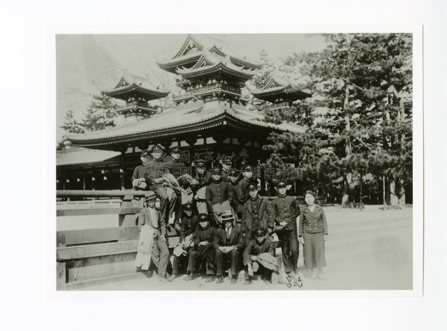 臺南高等工業學校學生於平安神宮留影藏品圖，第1張