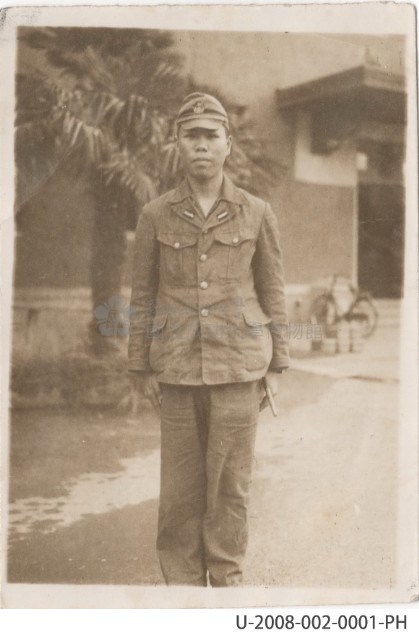 陳明峯於土浦海軍航空隊全身軍服照藏品圖，第1張
