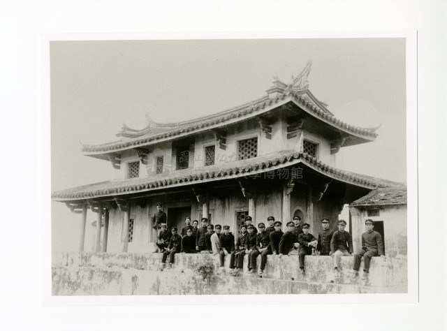 臺南高等工業學校學生大南門留影藏品圖，第1張