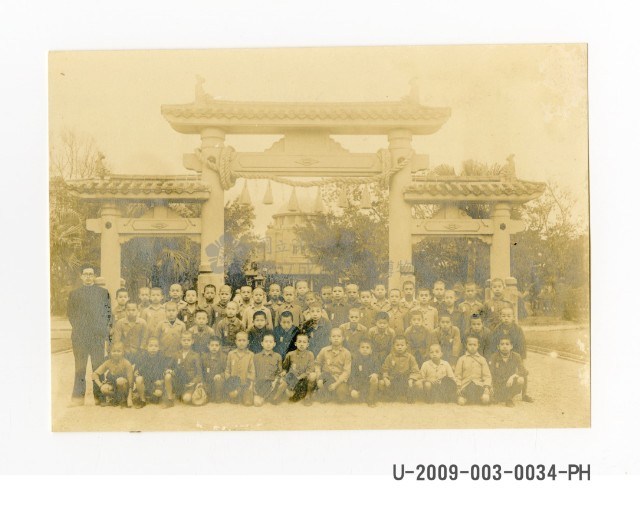 臺南寶公學校師生於建功神社前合照藏品圖，第1張