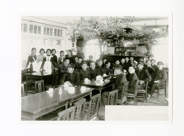 臺南高等工業學校學生於餐廳合影藏品圖，第1張
